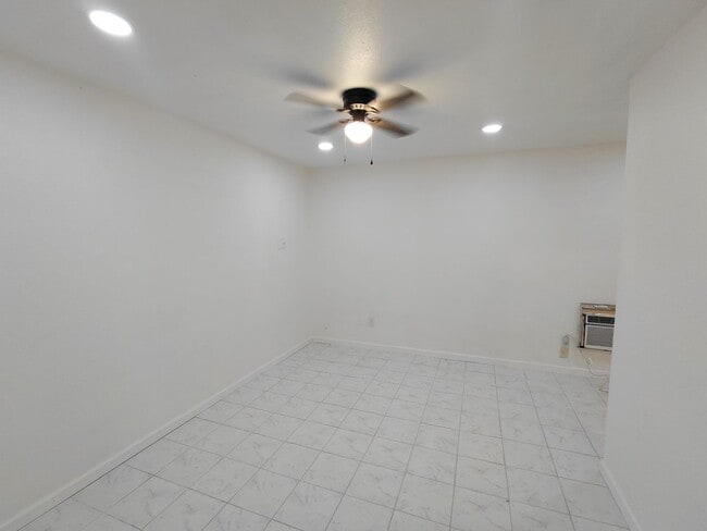 Building Photo - Spacious Home for Rent in Imperial!