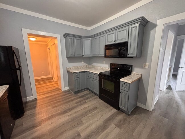 Building Photo - 3 Bedrooms, 2 Bathrooms - Home in Celenease!