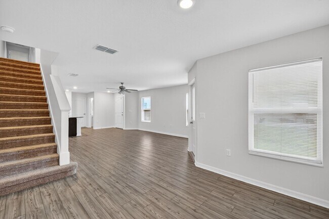 Building Photo - 3BR Townhome in Tavares with Open Floor Plan & Community Playground