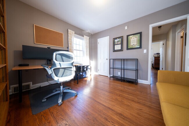 Building Photo - 2626 N Vincent Ave