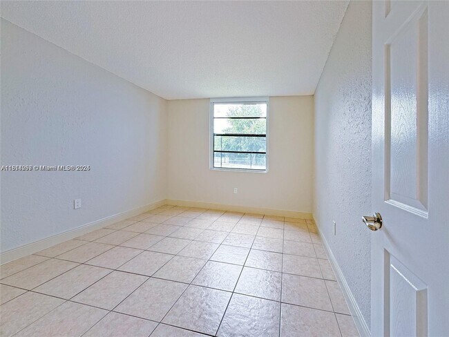 Building Photo - 9460 Fontainebleau Blvd