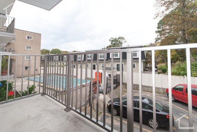 Building Photo - Massive Oak Square 2 Bed with Pool! Heat and Hot Water Included, No Fee!
