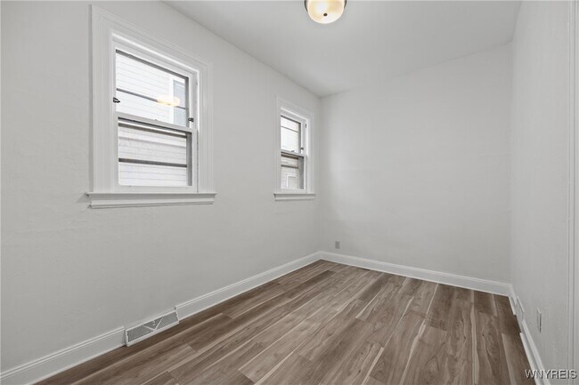 Building Photo - 522 W Ferry St