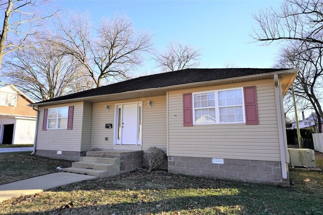 Building Photo - 4 Bed 2 Bath Home in Martin, TN *Remodeled* Fresh Paint & Flooring!