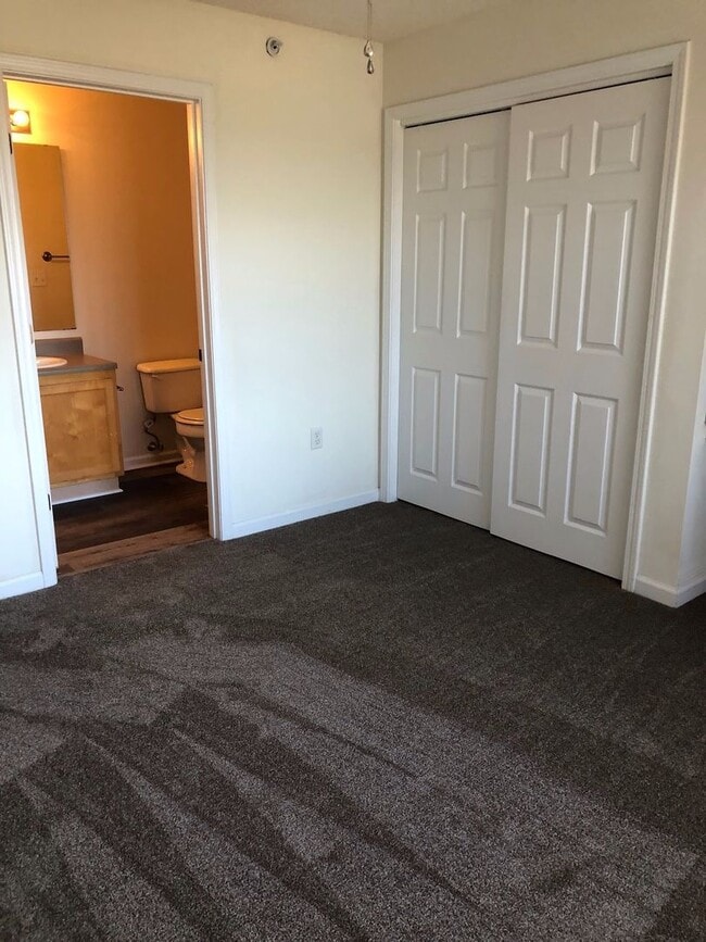 Building Photo - 222 Harts Cove Way