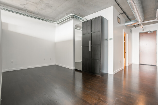 Building Photo - STRIKING Air Conditioned Loft Over Elliot Bay