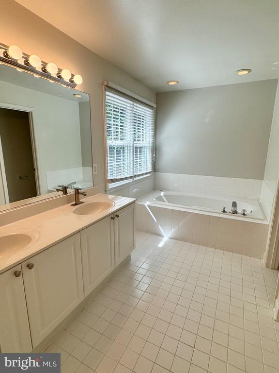 Building Photo - 805 Winterberry Dr