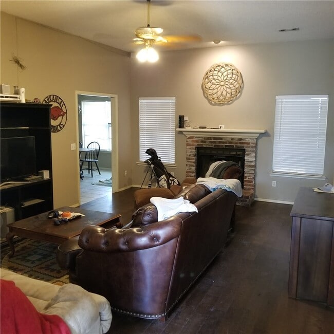 Building Photo - 1827 N Pine Crest Ave