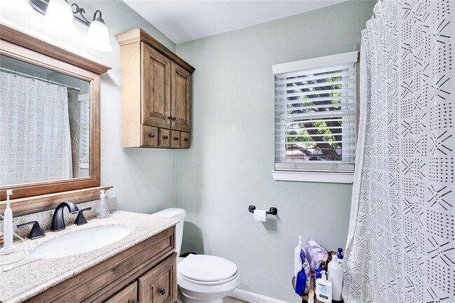 Building Photo - 908 Hermitage Dr