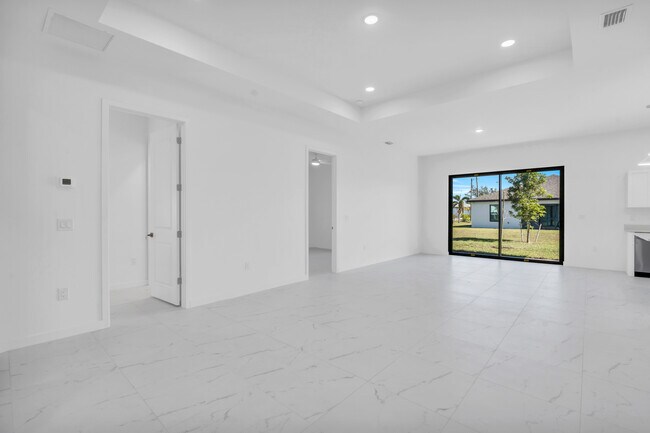 Building Photo - 1021 Chiquita Blvd N