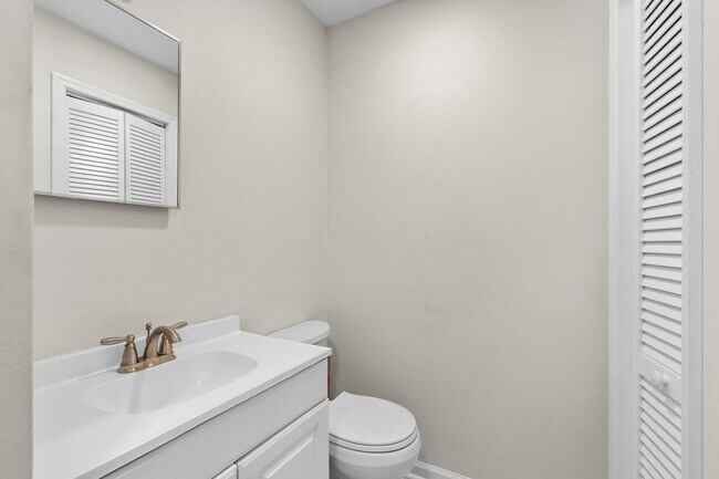 Building Photo - End unit of a Triplex within walking dista...