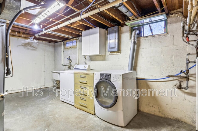 Building Photo - 1107 Thayer Dr