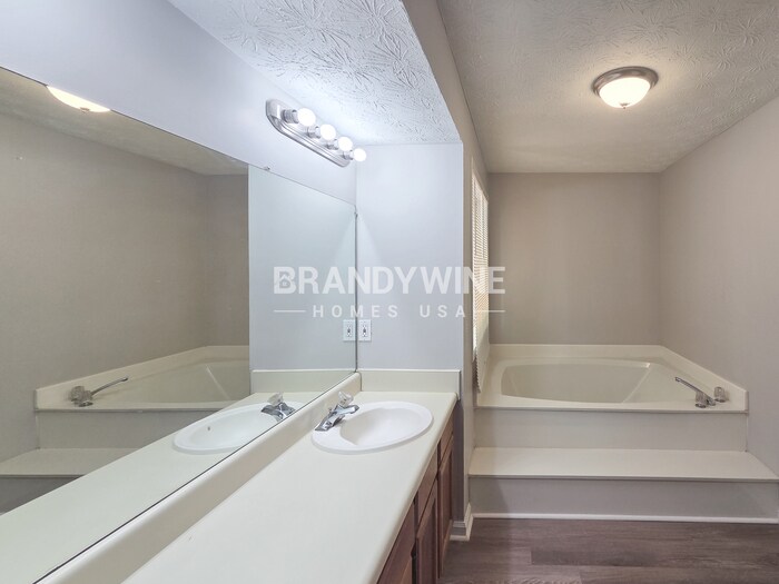 Building Photo - 5900 Homestead Cir