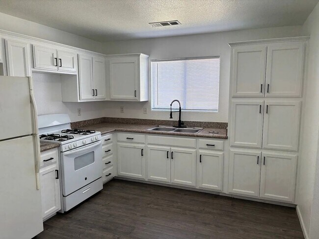 Primary Photo - 1748-1750 Garden