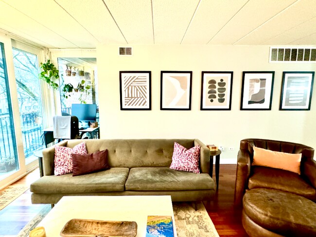 Building Photo - 651 W Sheridan Rd