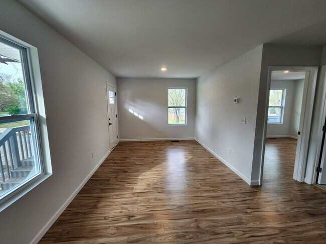 Building Photo - 109 2nd St