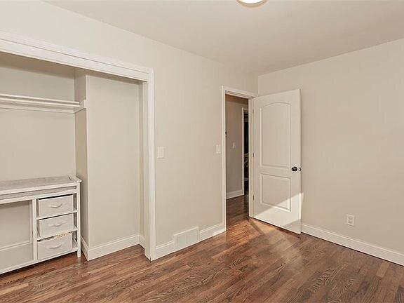 Building Photo - 10693 Beechwood Dr