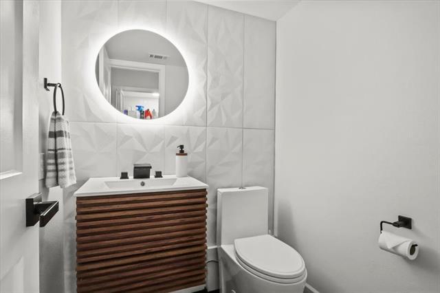 Building Photo - 1916 Shorewood Dr