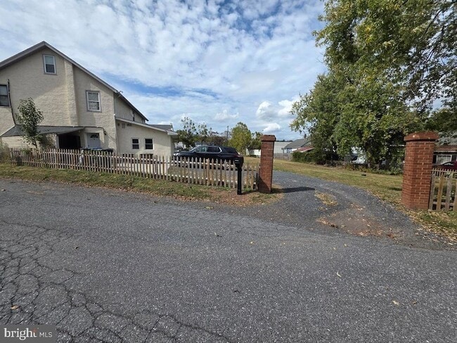 Building Photo - 203 E Cedarville Rd