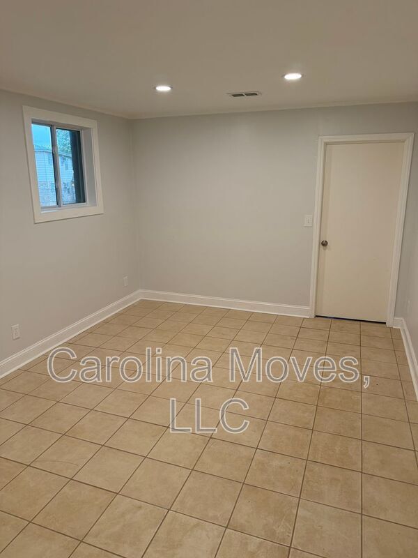 Building Photo - 708 W Lee Rd