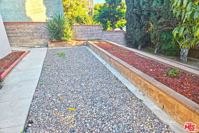 Building Photo - 9966 Glencrest Cir