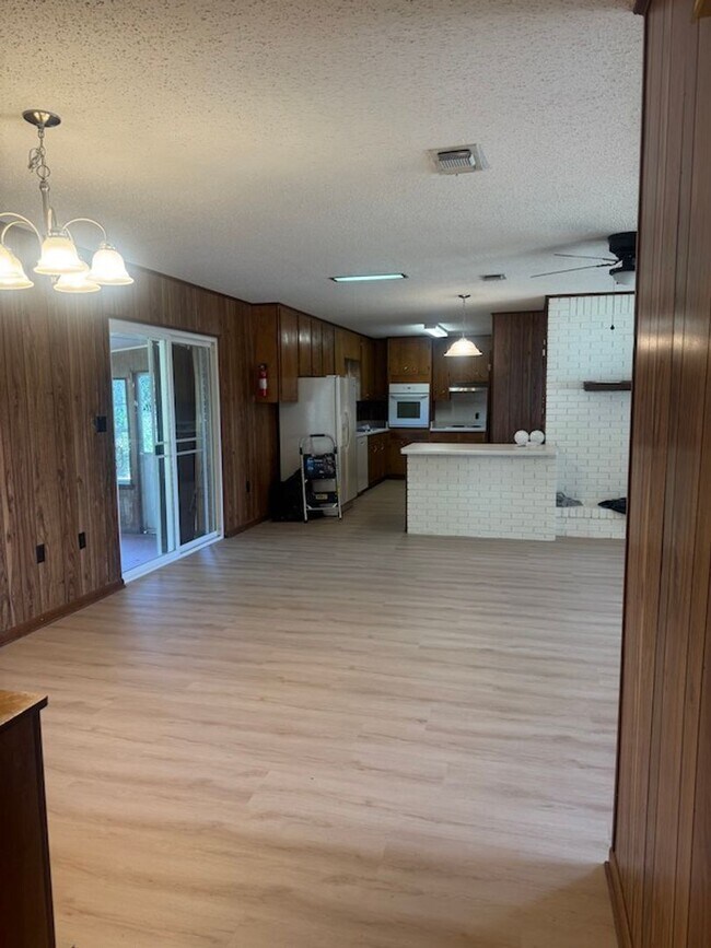 Building Photo - Middle of Town