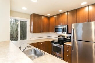 Building Photo - Mill Creek 3 Bedroom Corner unit Condo