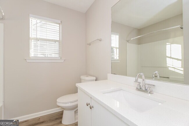 Building Photo - 550 Gardinia Dr