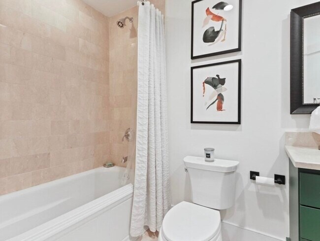 Building Photo - 525 E 7th St