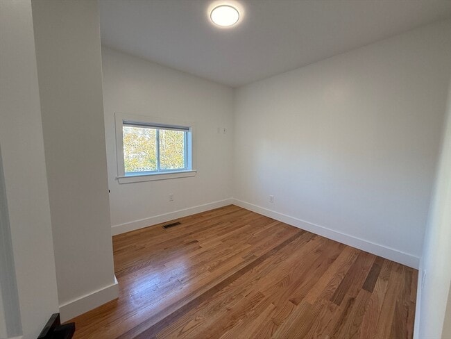 Building Photo - 33 Elmwood St