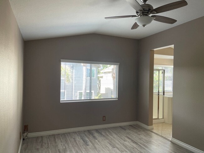 Building Photo - Spacious 4 Bedroom Townhouse Style Condo i...