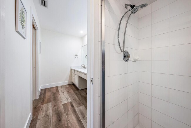 Building Photo - 305 Country Club Dr