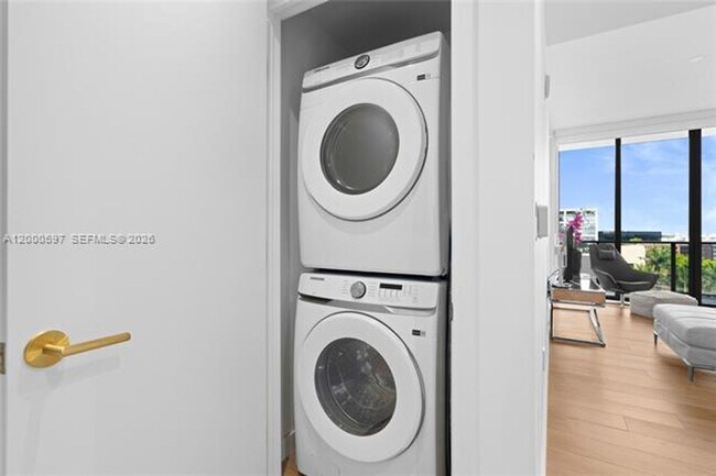 Building Photo - 2678 Tigertail Ave