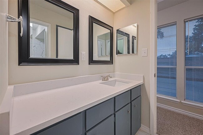 Building Photo - 520 S Rivershire Dr