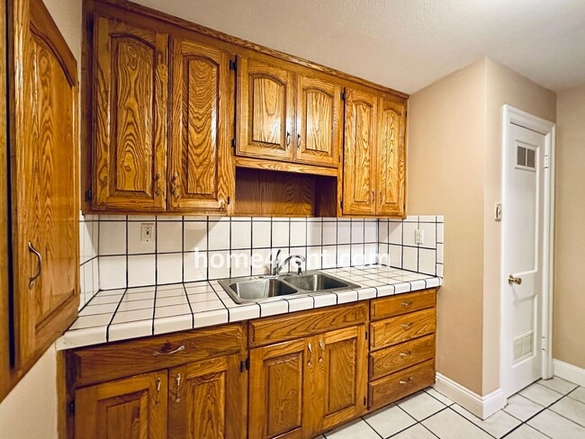 Building Photo - Adorable Ranch in Roeland Park w/ Wood Flo...