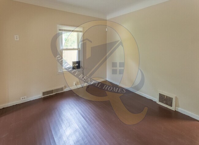 Building Photo - 635 Simcoe Ave