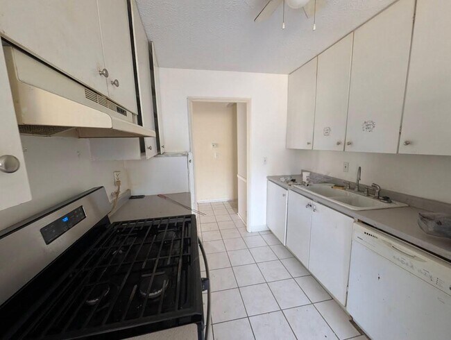 Building Photo - 3021 Woodmont Dr