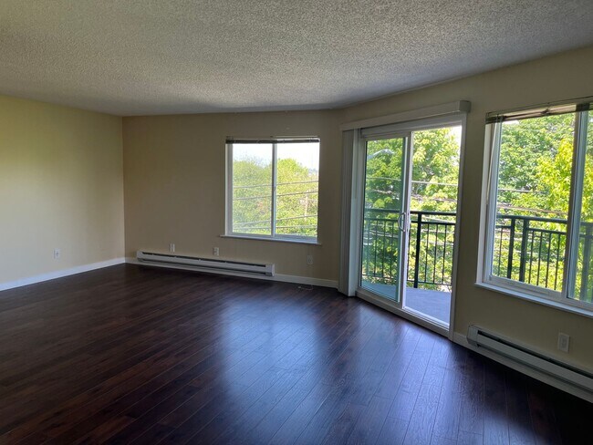 Building Photo - Spacious Renovated 2 Bed 1.5 Bath with Cor...