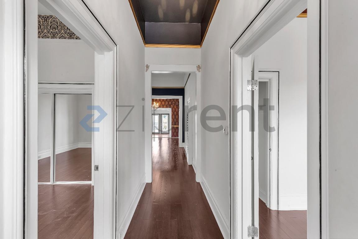 Building Photo - Unit 1005