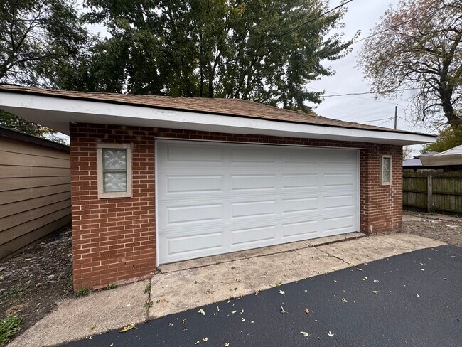 Building Photo - 15041 Oak St