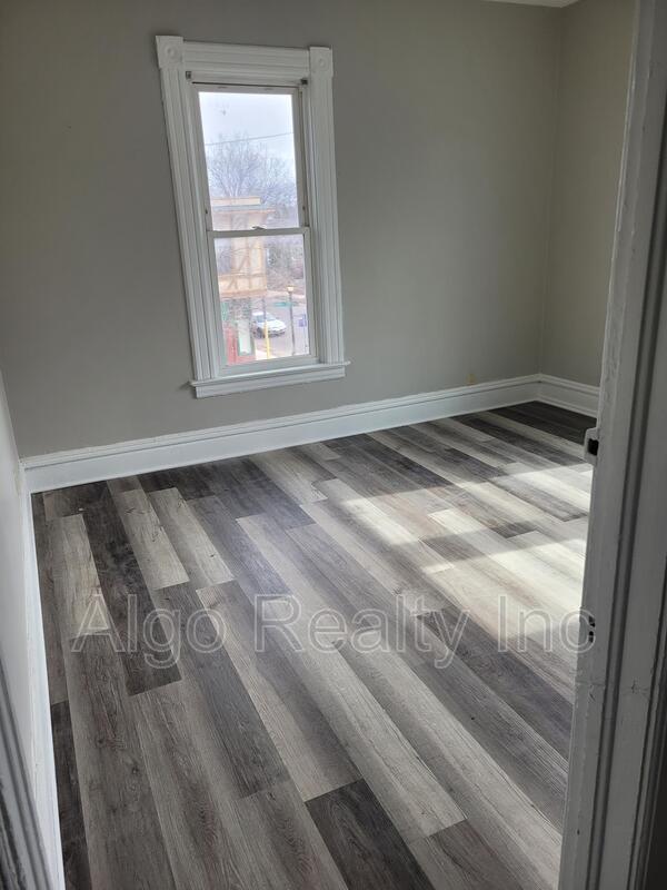 Building Photo - 133 Winifred St W