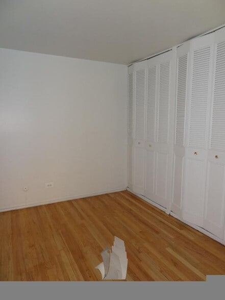 Building Photo - 5909 N Kenmore Ave