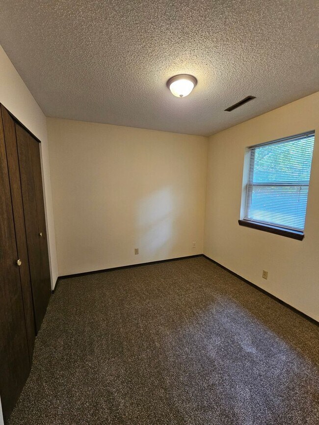 Building Photo - 4608 W Knox Dr