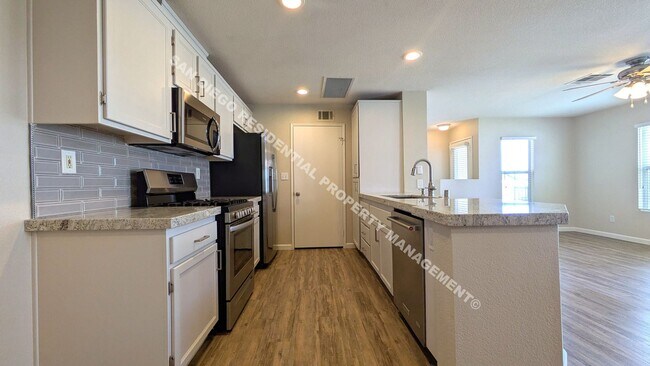 Building Photo - Gorgeous, Newly Remodeled 3 Bed / 2 Bath T...