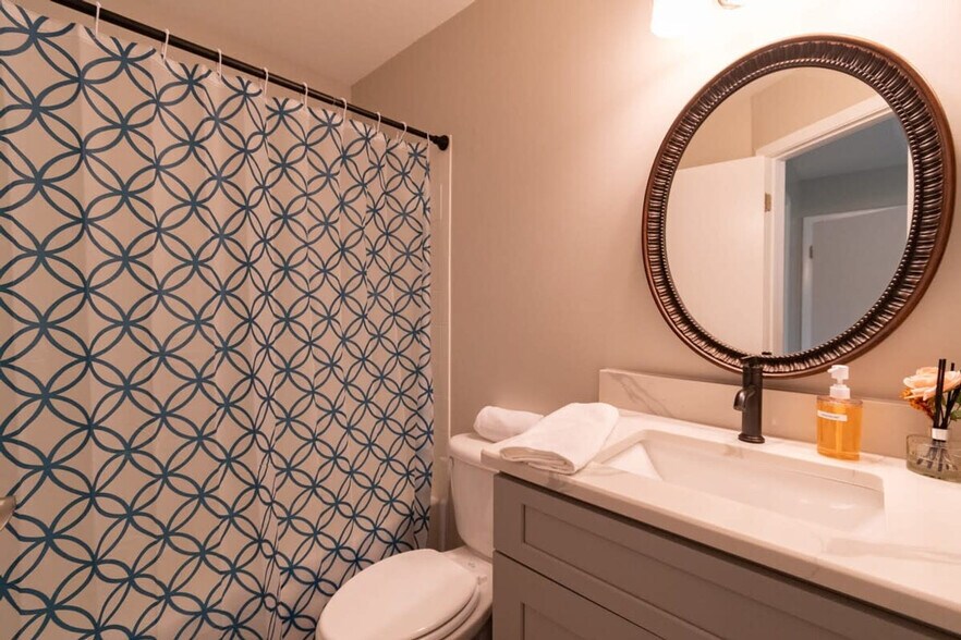 Building Photo - 1999 Island Club Dr