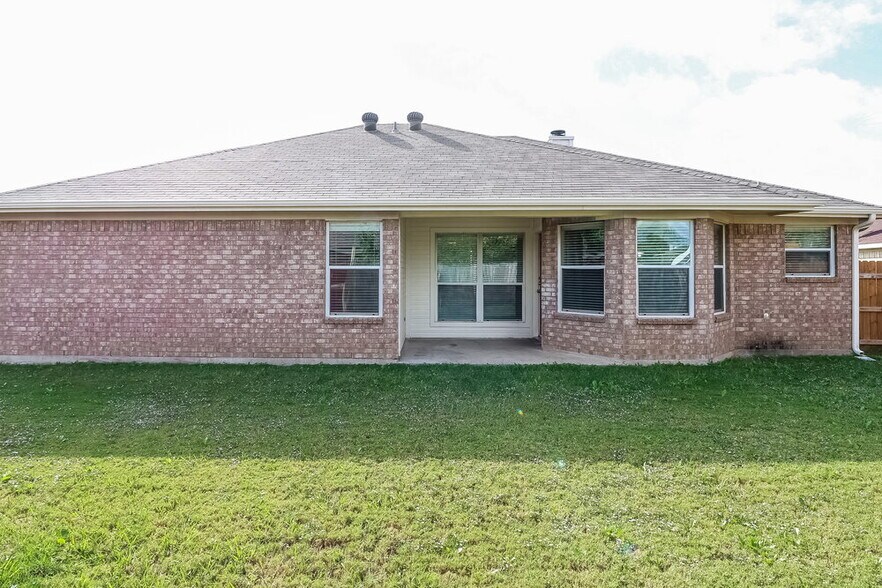 Building Photo - 1012 SW Hillside Dr
