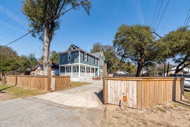 Building Photo - 3 BD 2.5 Bath Charming Home