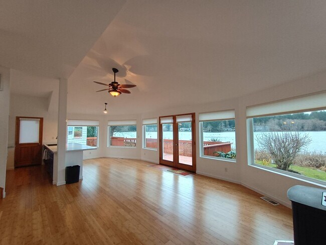 Building Photo - Rare Lakefront Retreat