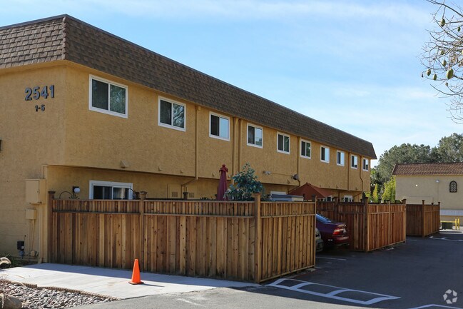 Building Photo - Breakwater Townhomes