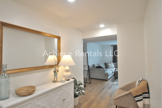 Building Photo - 206 E 520 N
